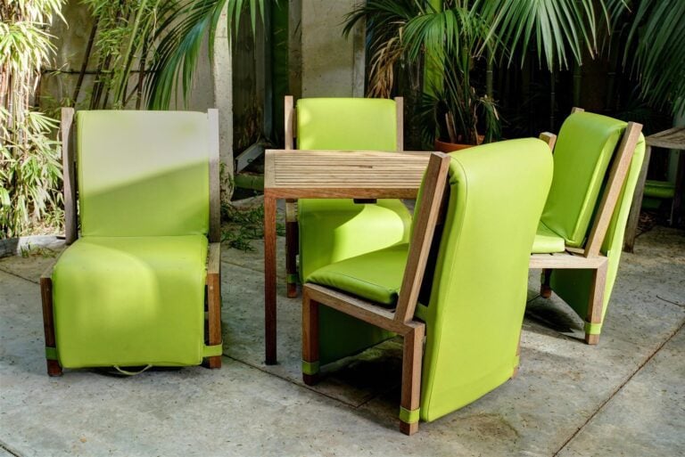 Matali Crasset - Table et quatre chaises " softplaid " en bois avec coussin env…