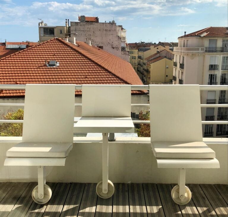 Matali Crasset - Tablette et deux chaises coulissantes de balcon, en métal laqu…
