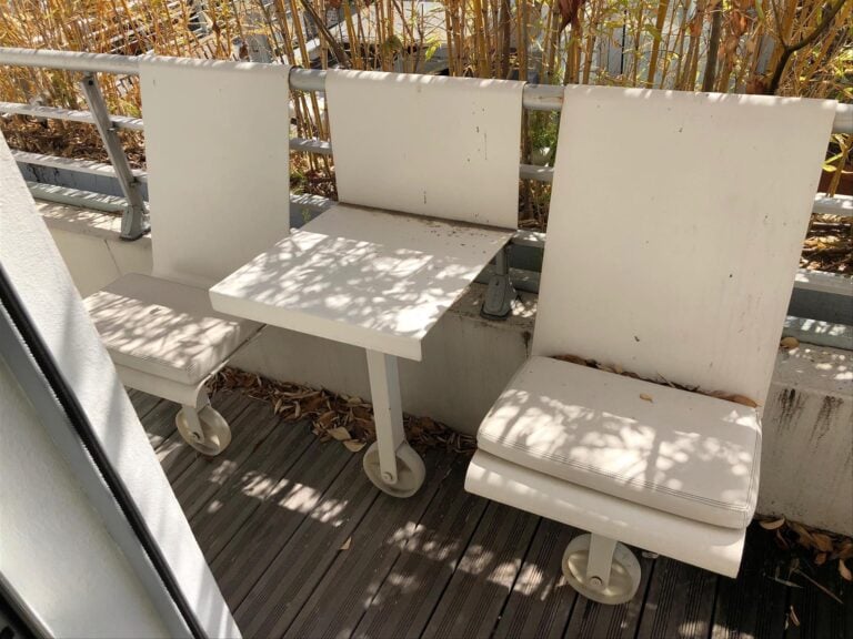 Matali Crasset - Tablette et deux chaises coulissantes de balcon, en métal laqu…