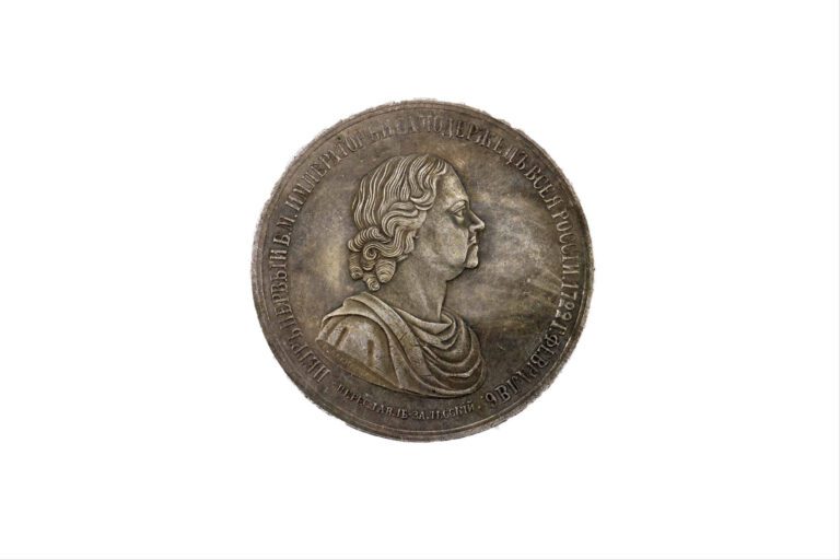 Médaille en cuivre argenté au profil du tsar Pierre le Grand sur l'avers, signé…