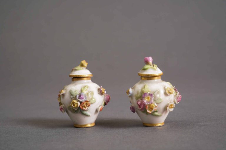 MEISSEN - Paire de pots couverts miniatures en porcelaine, à décor de fleurs en…