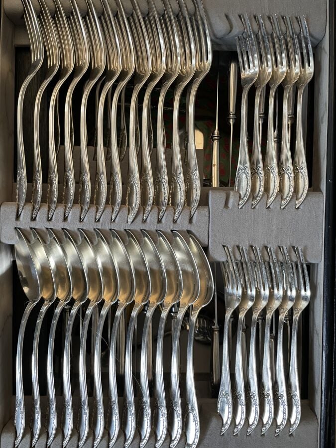 MÉNAGÈRE en métal argenté à décor à l'anglaise sur les spatules de - couronnes…
