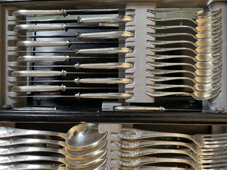 MÉNAGÈRE en métal argenté à décor à l'anglaise sur les spatules de - couronnes…
