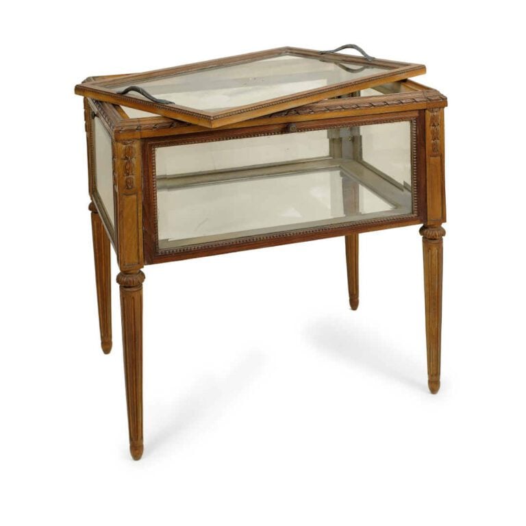 Meuble bas quadrangulaire en bois naturel formant vitrine à décor de rubans, fr…