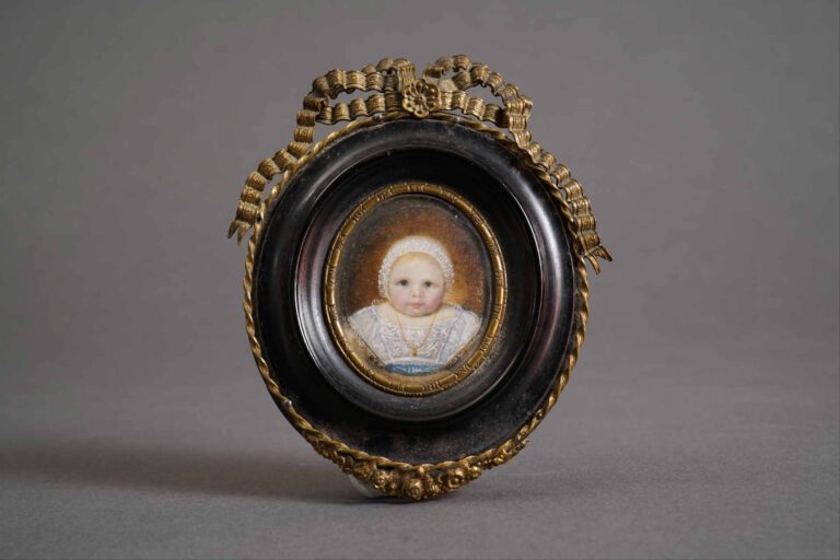 Miniature ovale représentant un portrait d'enfant. Dans son encadrement ovale e…