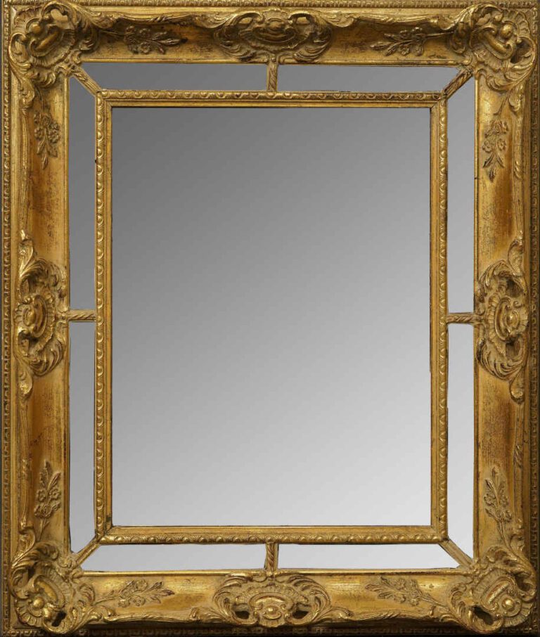 Miroir rectangulaire à parcloses en bois sculpté et doré, le cadre à décor de s…