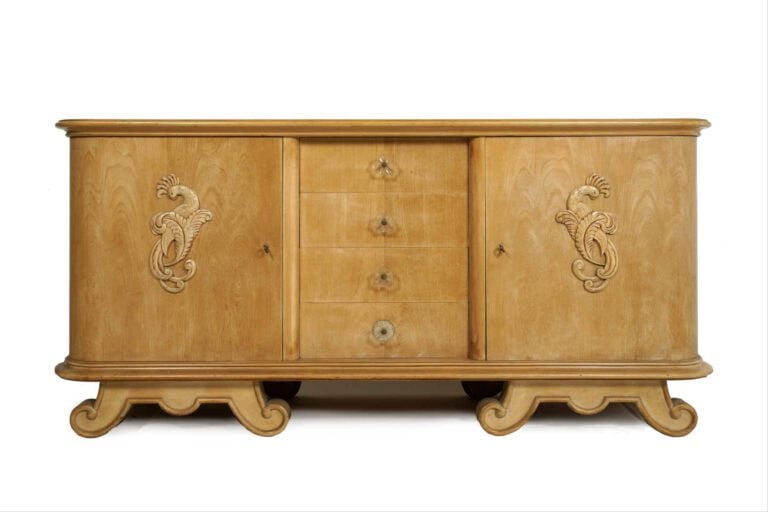 Mobilier de chambre à coucher en sycomore comprenant deux lits reliés par une t…