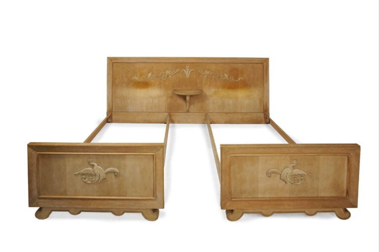 Mobilier de chambre à coucher en sycomore comprenant deux lits reliés par une t…