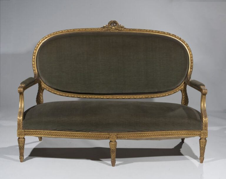 Mobilier de salon composé d'un canapé et d'une paire de fauteuils à dossier méd…