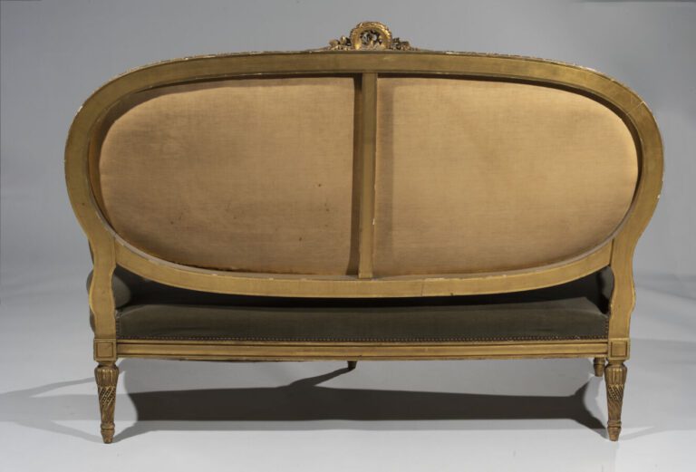 Mobilier de salon composé d'un canapé et d'une paire de fauteuils à dossier méd…
