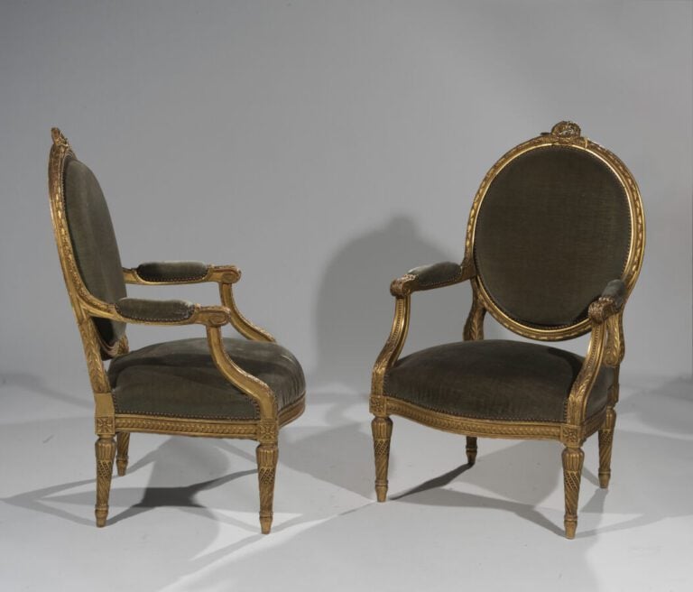 Mobilier de salon composé d'un canapé et d'une paire de fauteuils à dossier méd…