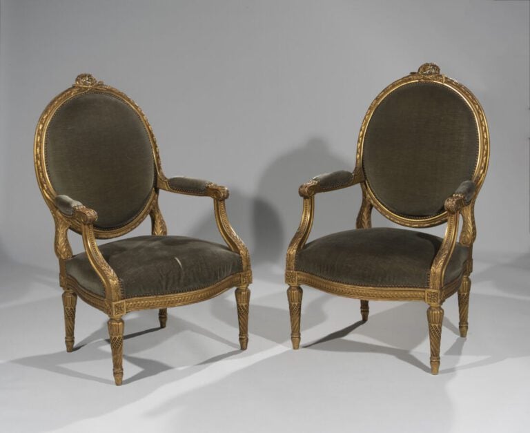 Mobilier de salon composé d'un canapé et d'une paire de fauteuils à dossier méd…