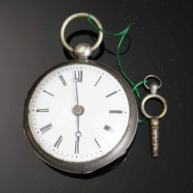 Montre à coq en argent (925°/oo). Cadran émaillé. Indication des heures en chif…