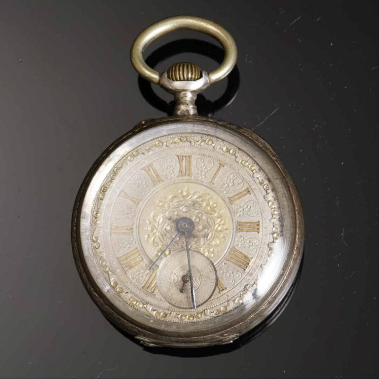 Montre à coq en argent (925°/oo). Cadran émaillé. Indication des heures en chif…
