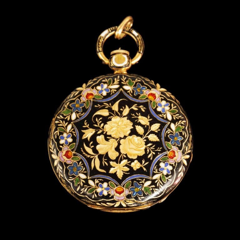 Montre de col en or jaune 18K (750°/oo). Le cadran à fond guilloché argenté. In…