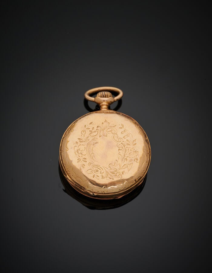MONTRE de COL en or jaune (750‰) ciselé. Cadran émail blanc, double minuterie,…