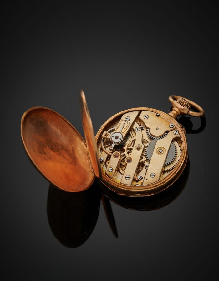 MONTRE de COL en or jaune (750‰) ciselé. Cadran émail blanc, double minuterie,…