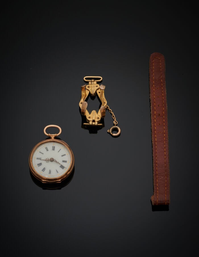 MONTRE de COL en or rose (750‰) ciselé. Cadran émail crème, chiffres romains. C…