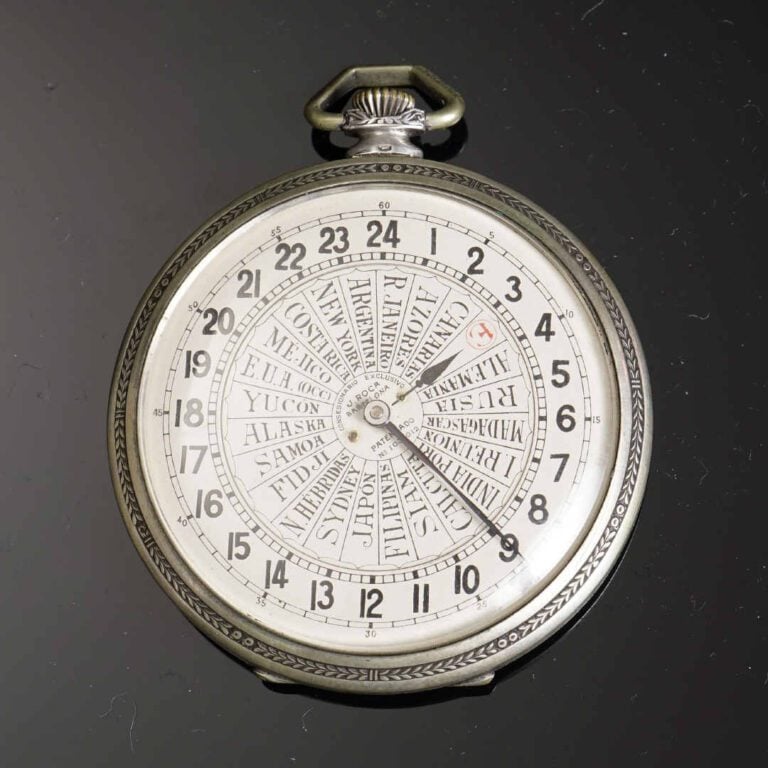 Montre de poche de type savonnette en argent (925°/oo). Le cadran émaillé blanc…
