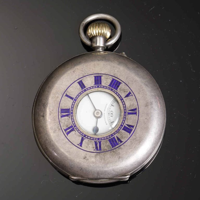 Montre de poche de type savonnette en argent (925°/oo). Le cadran émaillé blanc…