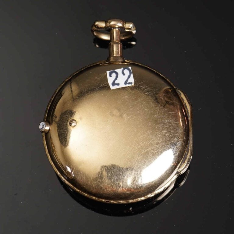 Montre "oignon" en or jaune 18K (750°/oo). Cadran émaillé, indication des heure…