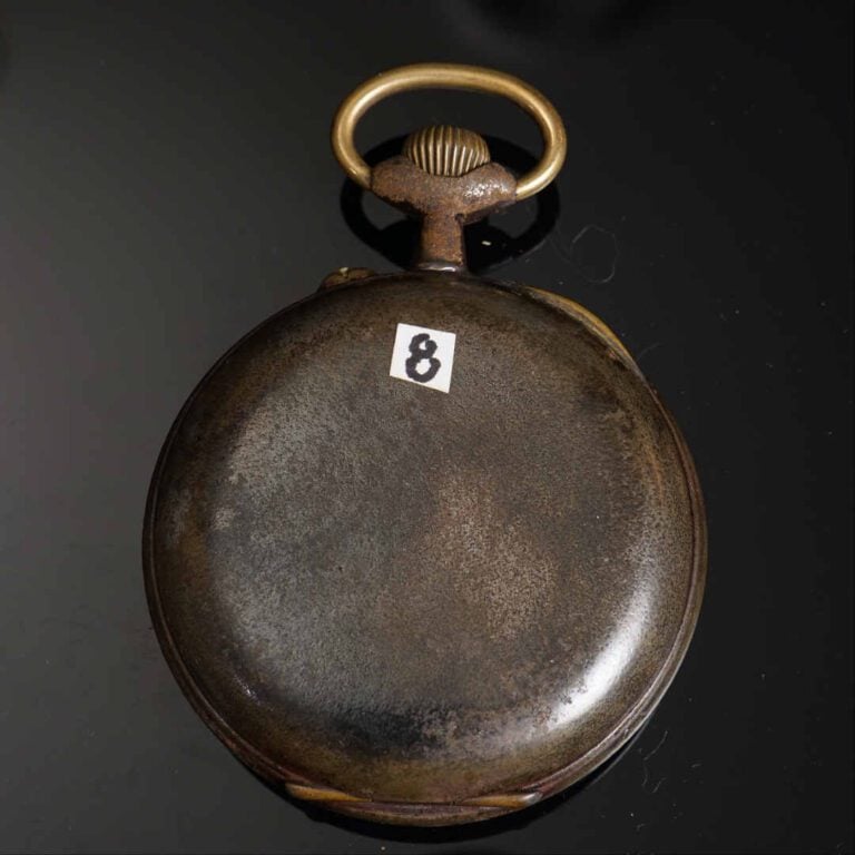 Montre régulateur en acier. Cadran émaillé à quatre cadrans indiquant les mois,…