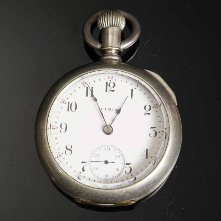 Montre régulateur en acier. Cadran émaillé à quatre cadrans indiquant les mois,…