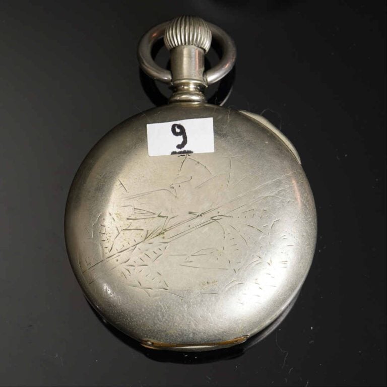 Montre régulateur en acier. Cadran émaillé à quatre cadrans indiquant les mois,…