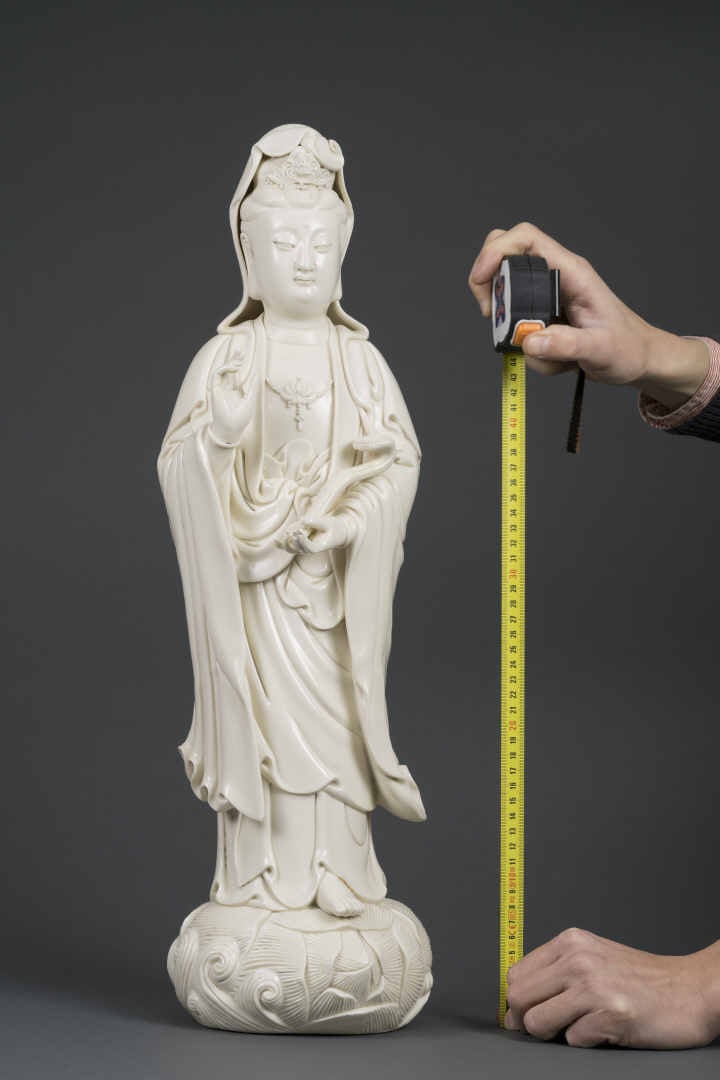 MONUMENTAL SUJET EN PORCELAINE EMAILLEE "BLANC DE CHINE" MOULEE A L'EFFIGIE DE…