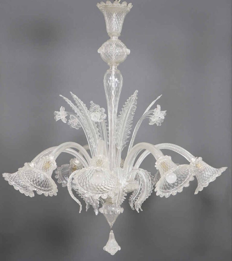 MURANO - Lustre en verre blanc translucide à huit bras de lumière et décor de b…