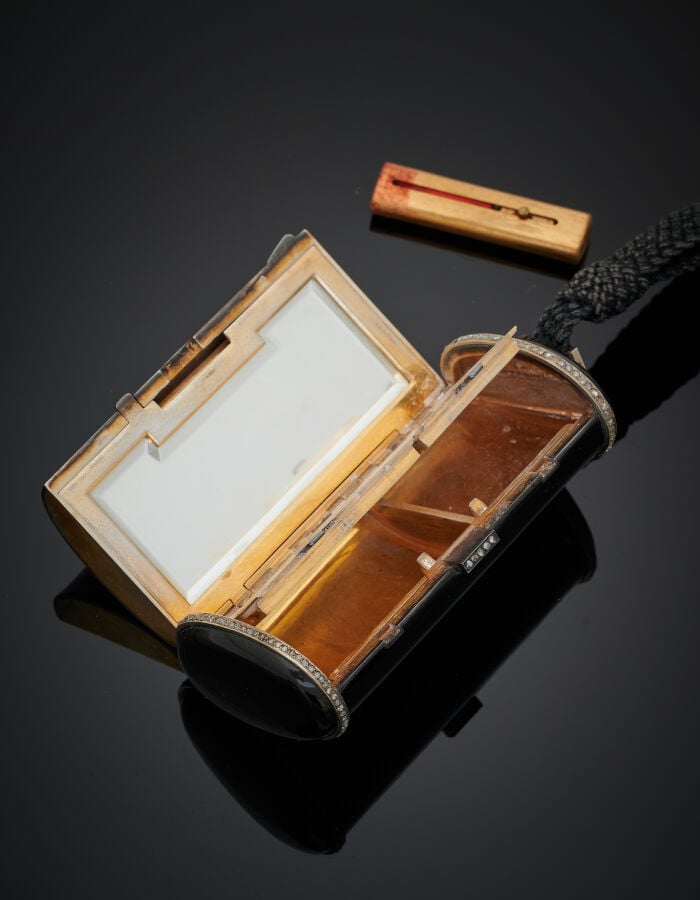 NECESSAIRE du SOIR cylindrique, dans le style « chinois », en argent et vermeil…