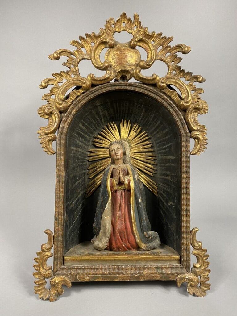 Niche avec fronton en rocaille en bois résineux sculpté, polychromé et doré con…