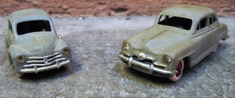 NOREV - Ensemble de deux véhicules comprenant : - - Simca 9 aronde. - - Renault…