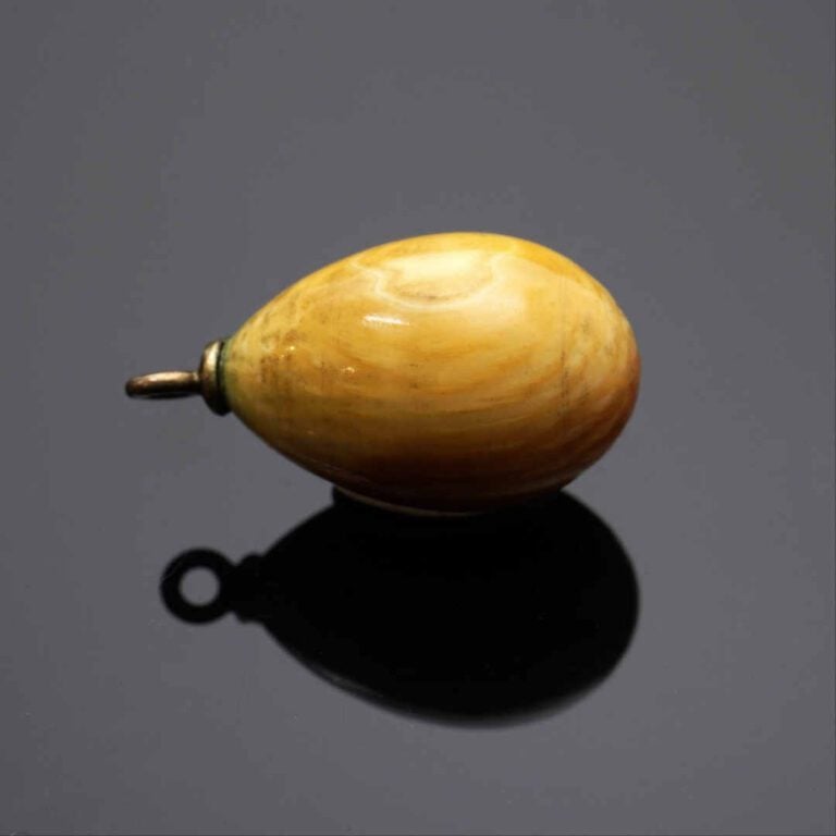 OEuf de Pâques miniature pendentif en ivoire, monté en métal. Bon état. - Russi…