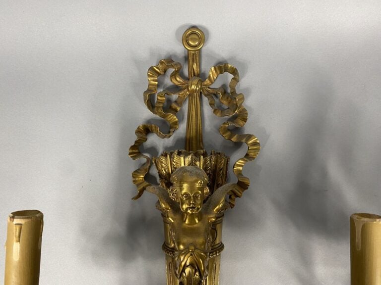 Paire d'appliques en bronze doré ciselé en forme de carquois surmonté d'un bust…