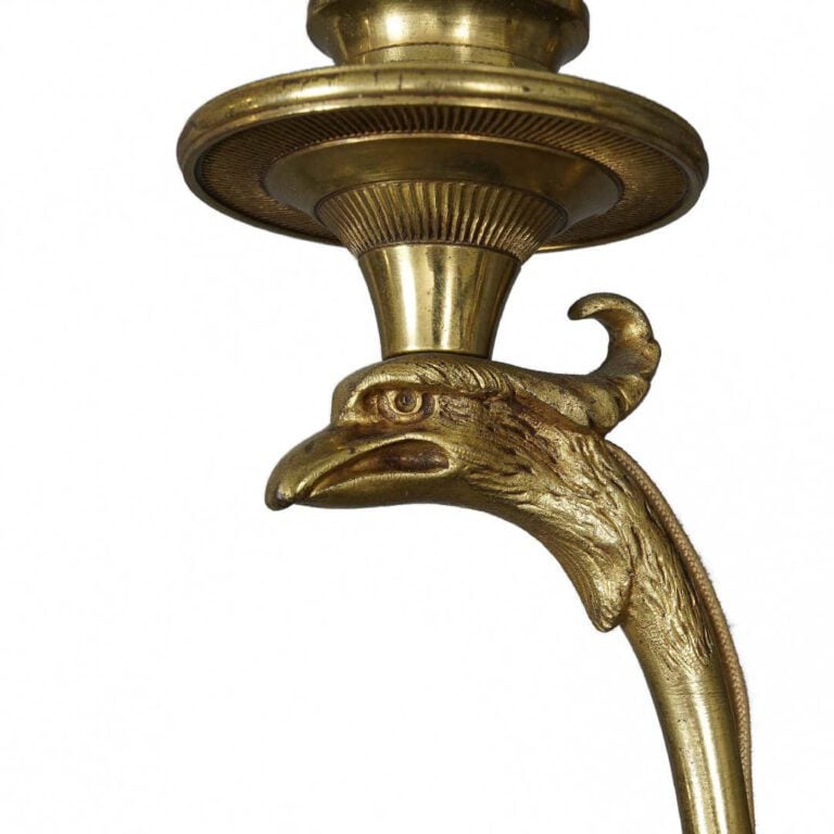 Paire d'appliques en bronze doré patiné et tôle à deux bras de lumière à tête d…