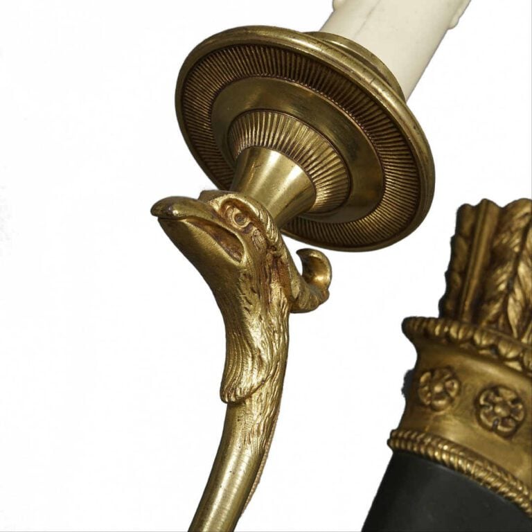 Paire d'appliques en bronze doré patiné et tôle à deux bras de lumière à tête d…
