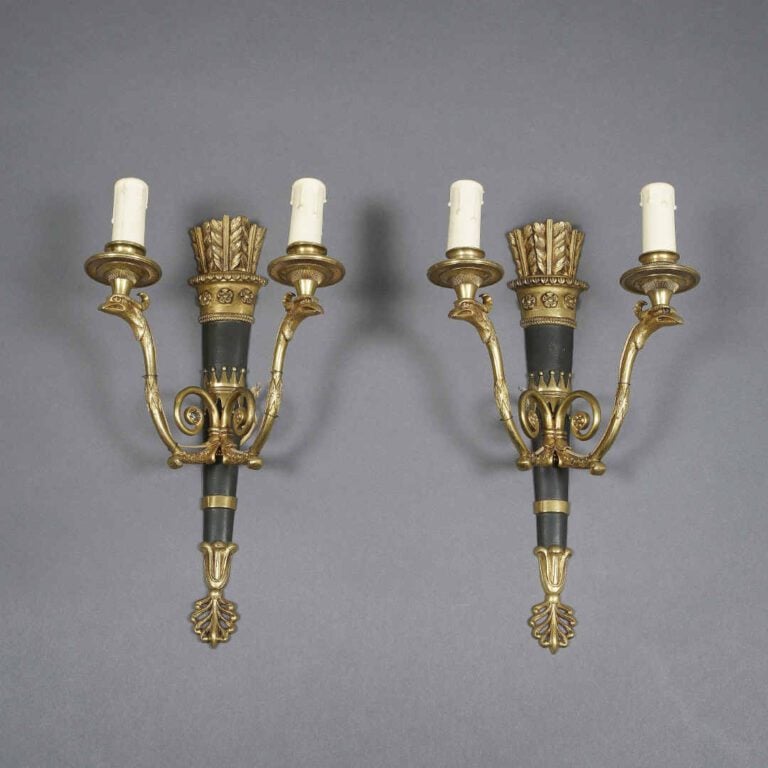 Paire d'appliques en bronze doré patiné et tôle à deux bras de lumière à tête d…