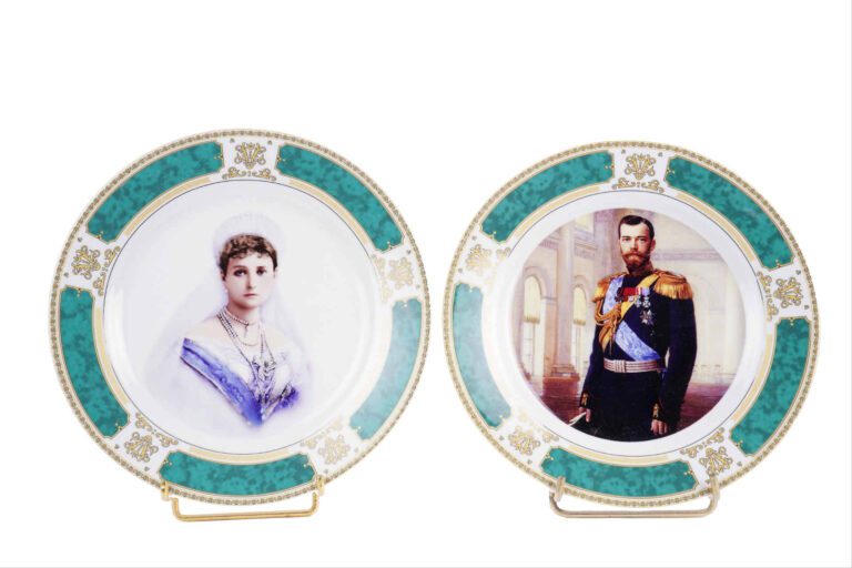 Paire d'assiettes en porcelaine à décor polychrome des portraits de l'empereur…
