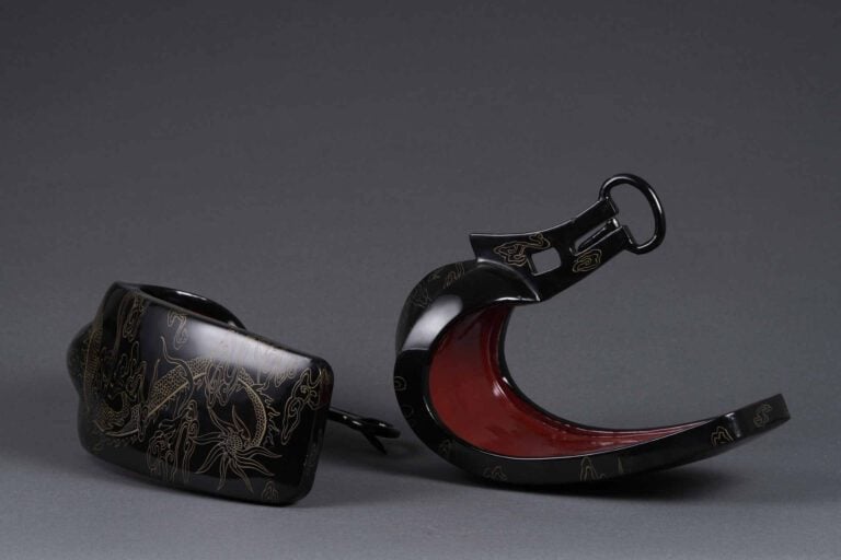 PAIRE D'ETRIERS DE MONTURES DE SAMOURAI, ABUMI - Japon, Epoque XXe siècle, Péri…