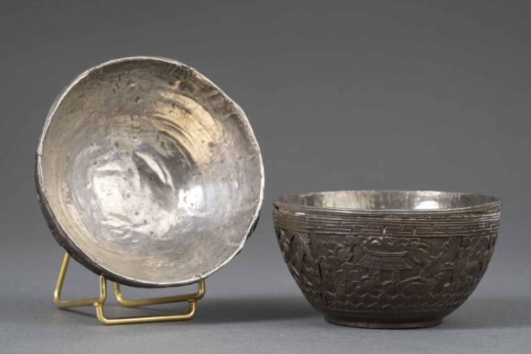 PAIRE DE BOLS EN NOIX DE COCO ET A L'INTERIEUR GARNI D'UNE FEUILLE D'ARGENT - C…