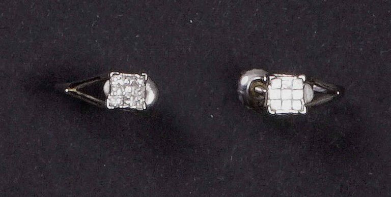 Paire de boucles d'oreilles en or blanc 14K (585%o) serties de diamants de tail…