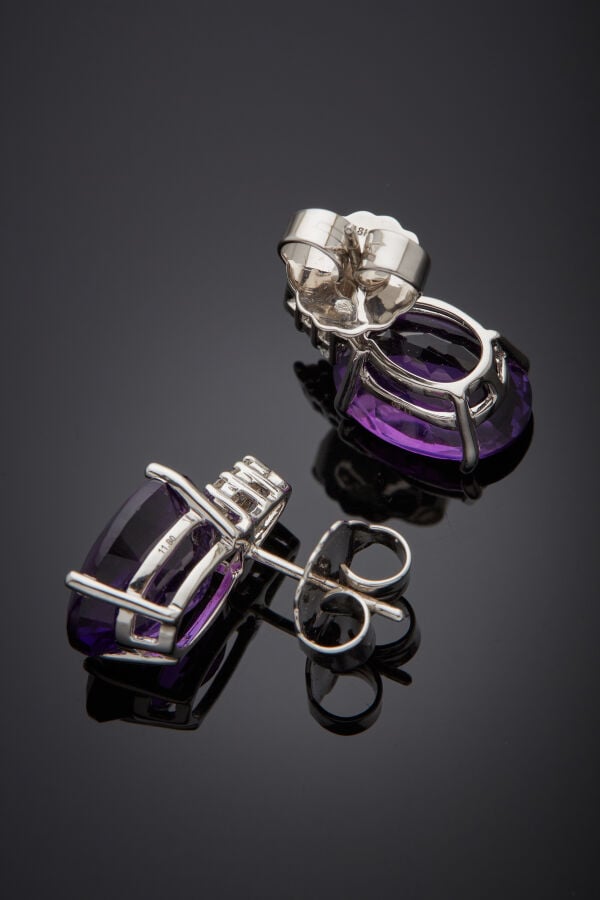 . Paire de BOUCLES d'OREILLES en or gris (750‰) serti d'une améthyste de forme…
