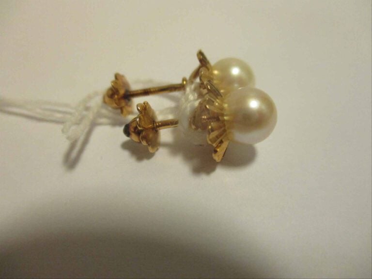 Paire de boucles d'oreilles en or jaune 18K (750%o) sertie de deux perles de cu…