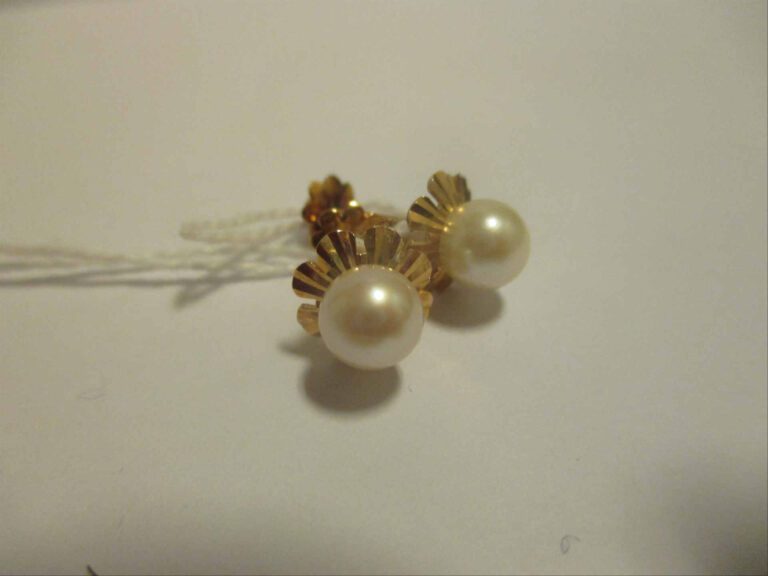 Paire de boucles d'oreilles en or jaune 18K (750%o) sertie de deux perles de cu…