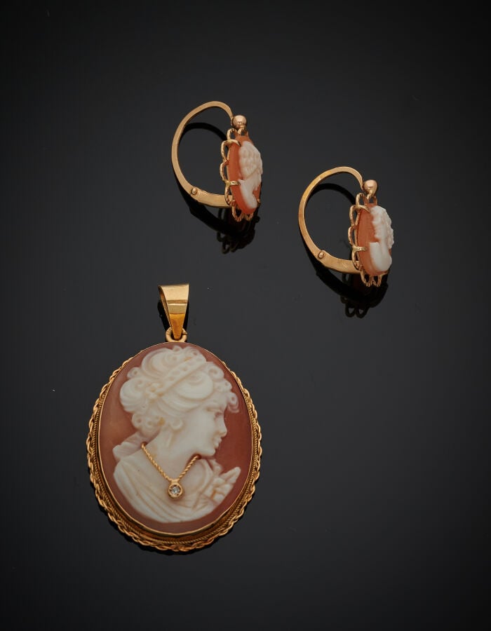 Paire de BOUCLES d'OREILLES et PENDENTIF en or jaune (585‰) 14 carats, orné de…