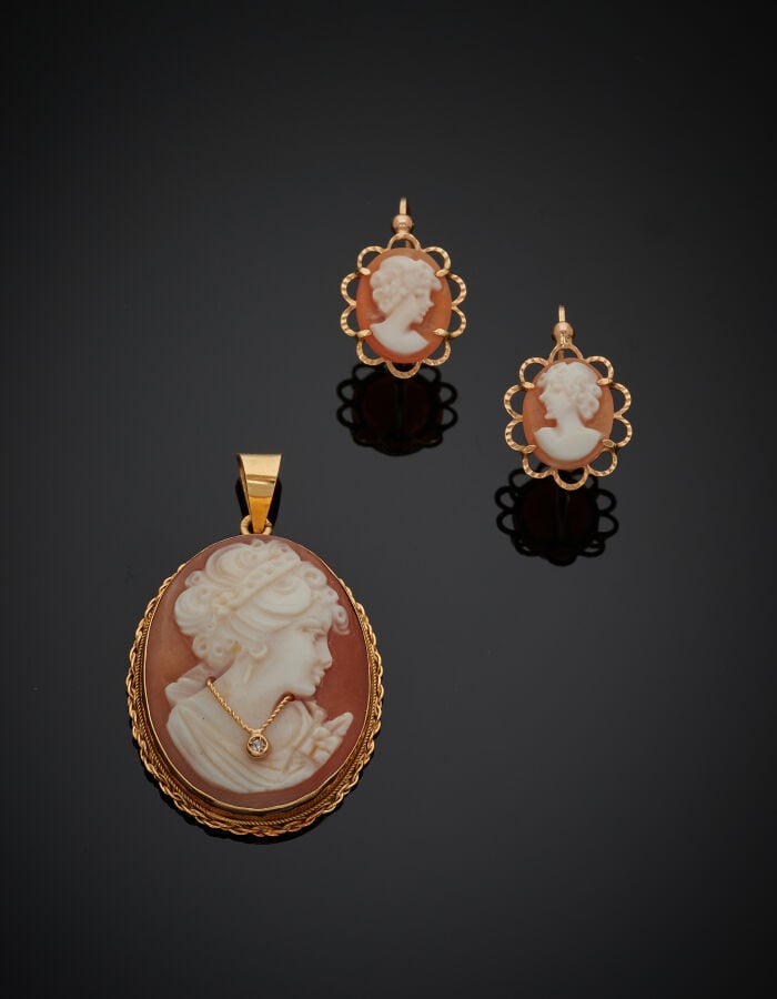 Paire de BOUCLES d'OREILLES et PENDENTIF en or jaune (585‰) 14 carats, orné de…