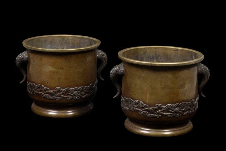 PAIRE DE BRASEROS EN BRONZE A PATINE MARRON, HIBACHI - Japon, Epoque XIXe/XXe s…