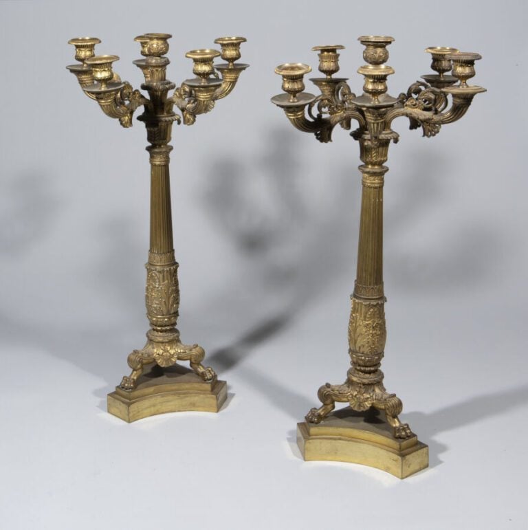 Paire de candélabres en bronze doré à 6 lumières. Fût central à colonnes termin…