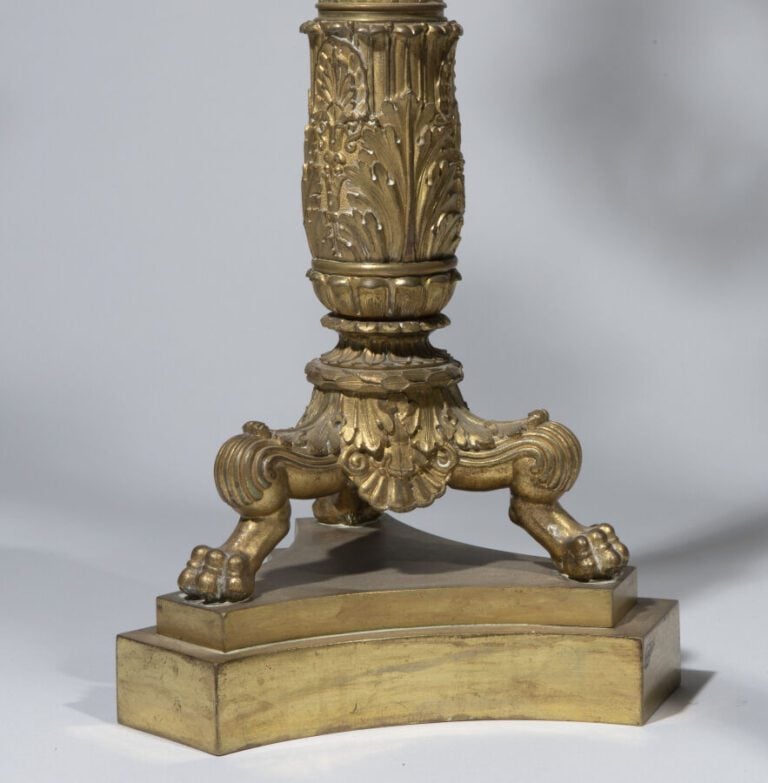 Paire de candélabres en bronze doré à 6 lumières. Fût central à colonnes termin…